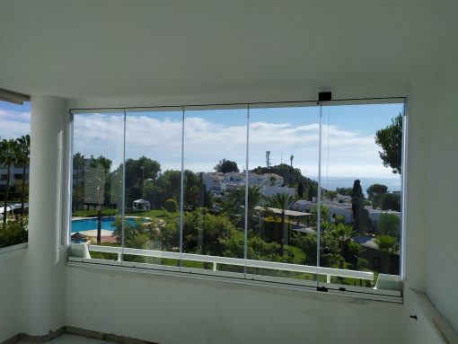 Instalación de cortina de cristal en Málaga